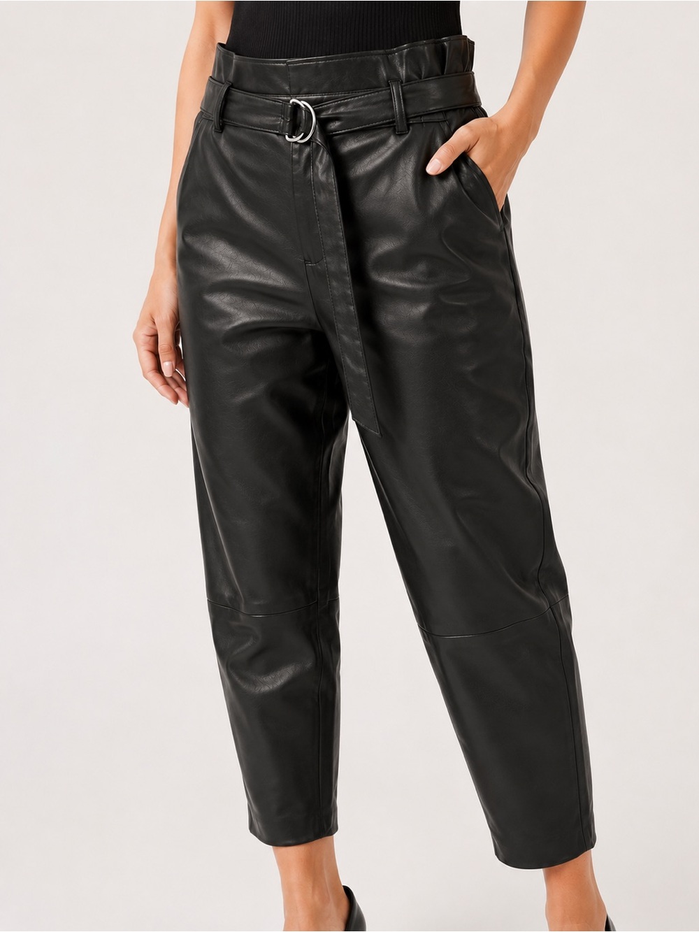 BlankNYC Black Faux Leather Paperbag Barrel Leg Cropped Pants Belted Size 31/32